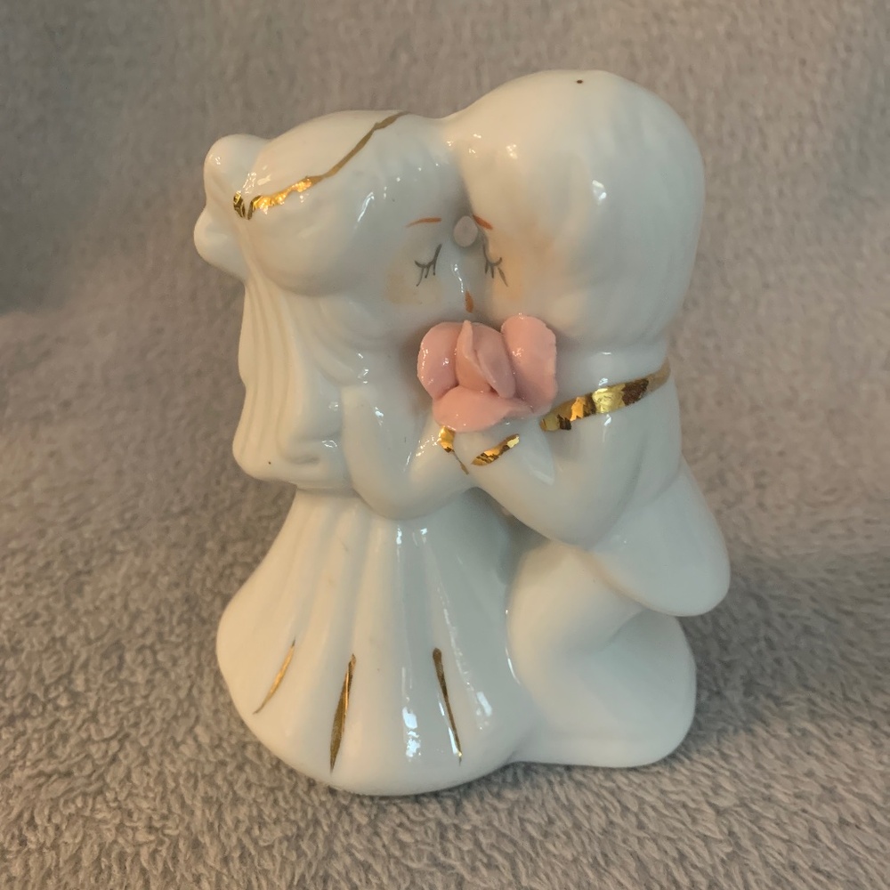 Vintage Kissing Couple figurine, 4 inches tall.